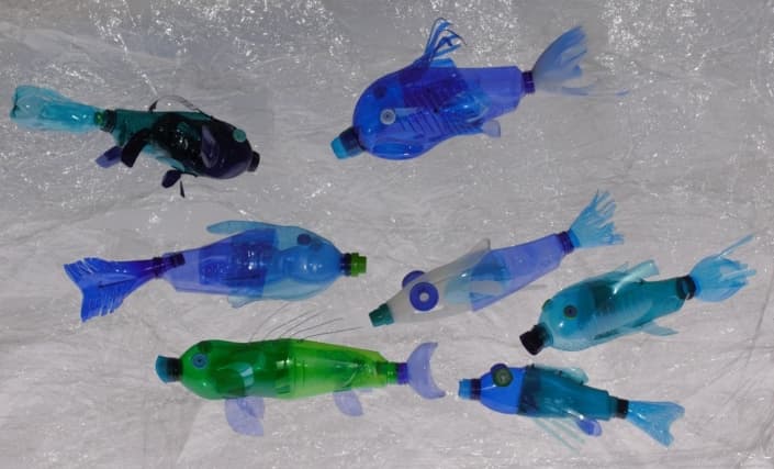 Sculptures en bouteilles PET de Veronika Richterová